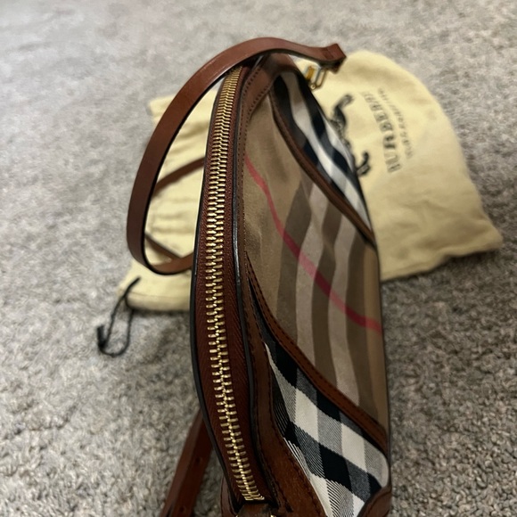 Burberry
Orchard Crossbody Bag House Check Canvas and Leather. - Picture 7 of 10